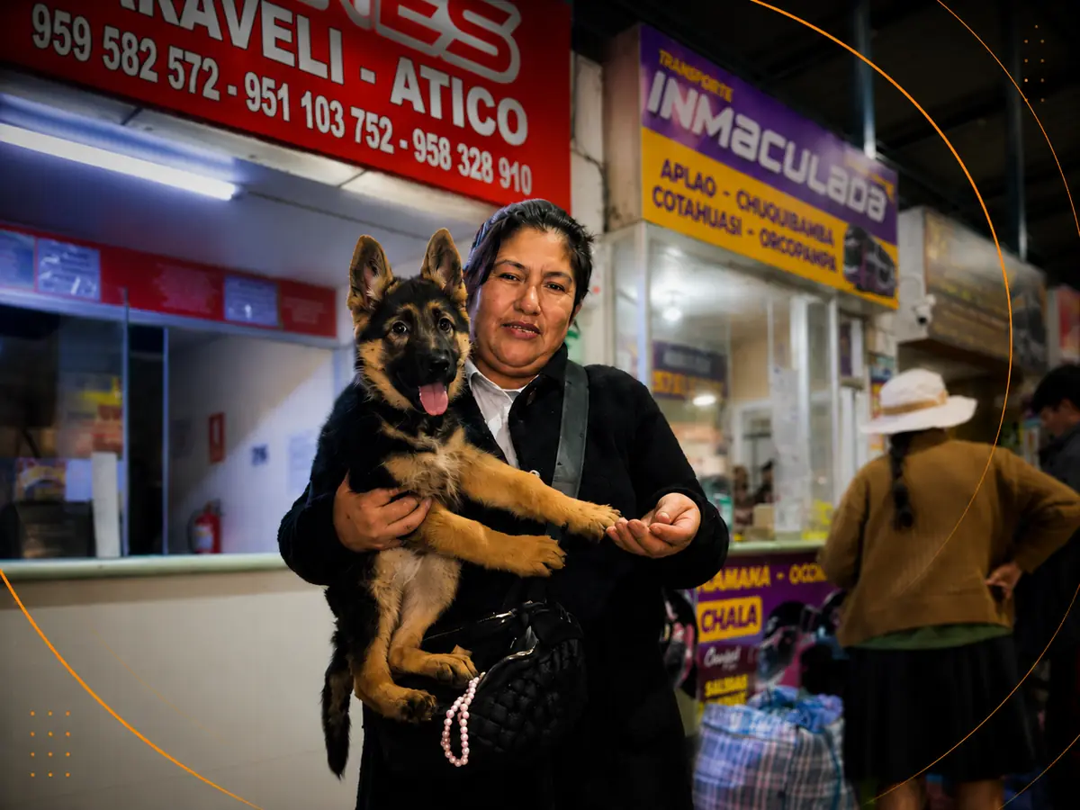 Joven con su cachorro pastor alemán de La Tribu
